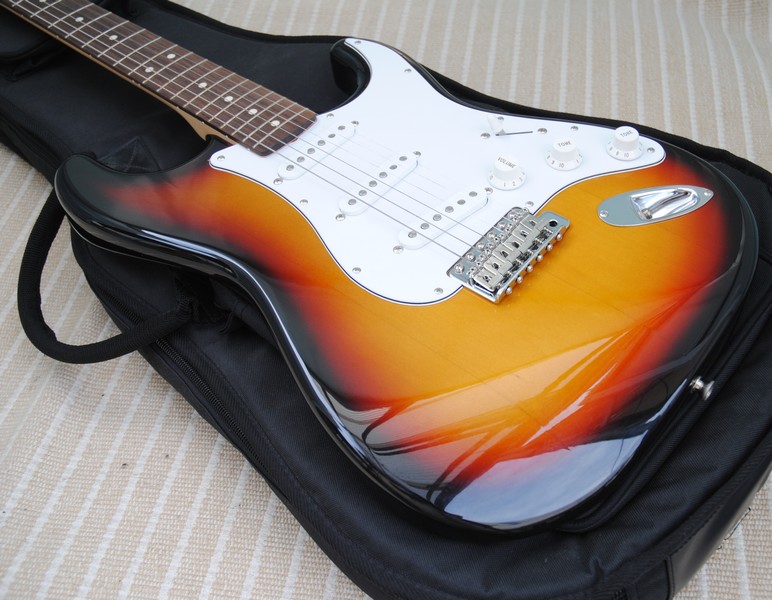 綺麗 Fender Japan / フェンダージャパン ストラトキャスター ST-STD 3TS/R 2011年 ソフトケース付 フェンダーJAPAN  N06063(ストラトキャスター)｜売買されたオークション情報、yahooの商品情報をアーカ - 本体（kkad.lt）