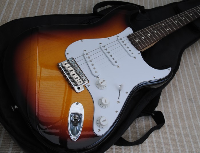 ☆綺麗【 Fender Japan / フェンダージャパン ストラト